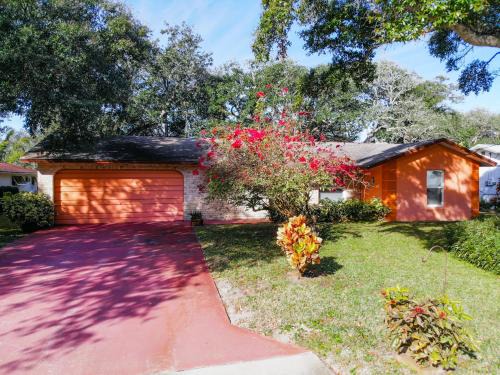 Cozy home with 1-car garage within walking distance to the beach. 836C