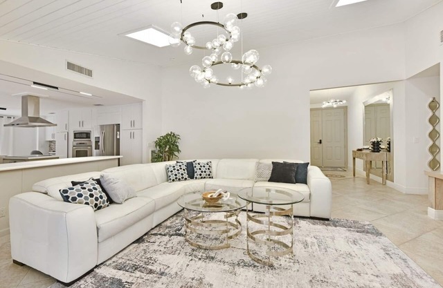 Cozy home with big pool and BBQ in Wellington!