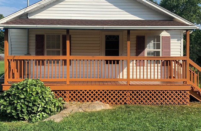 Cozy Home with over an Acre - November rates reduced!!!