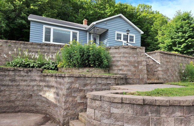 Cozy Houghton Home- located near most major attractions in this area!