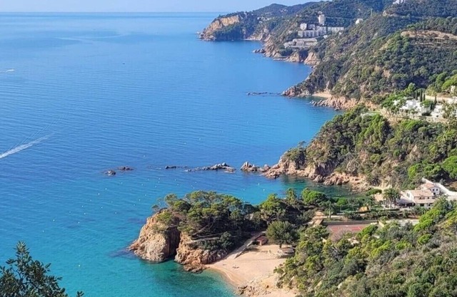 CASA ACOGEDORA 8 pax.TERRAZAS CON VISTAS AL MAR. PLAYA A 3 MINUTOS CAMINANDO.