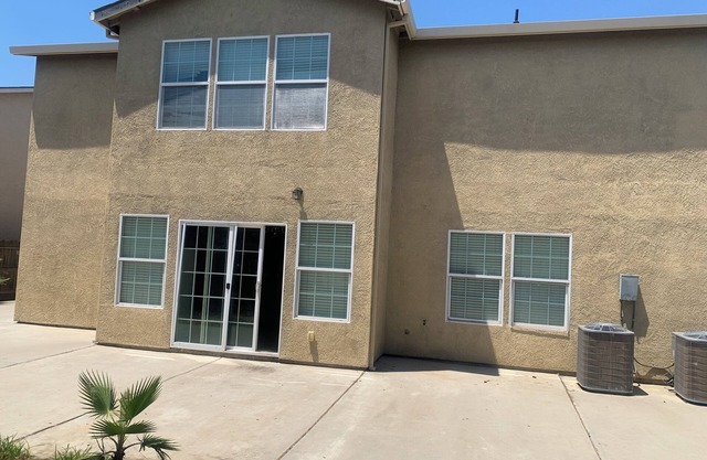 Cozy house in lovely Merced with AC, WiFinNear Merced Mall and UC Merced