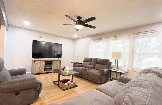 Cozy KC Home 6 beds Arcade & Pool Table 15Min> PNL