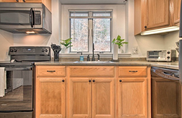 Cozy Killington Retreat ~ 5 Mi to Ski Resort