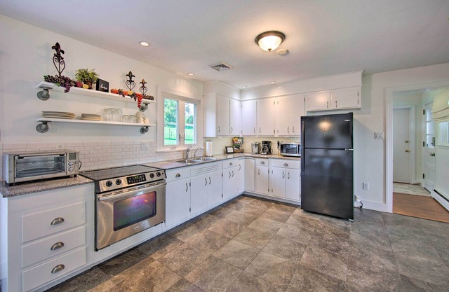 Cozy Kinzers Getaway w/ Furnished Deck, Grill