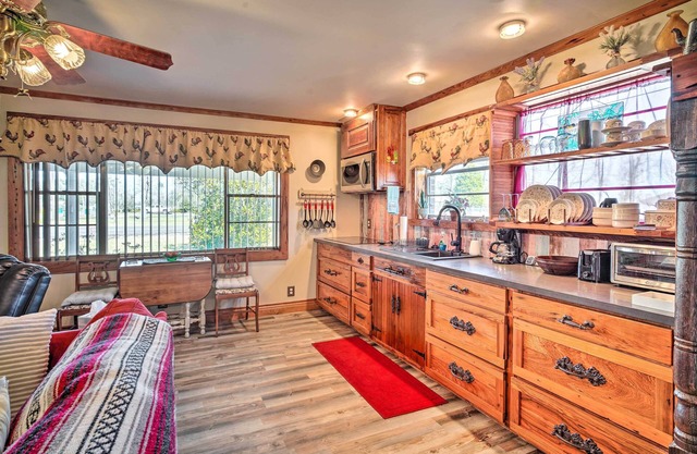 Cozy Lake Charles Studio w/ Golf Course Views