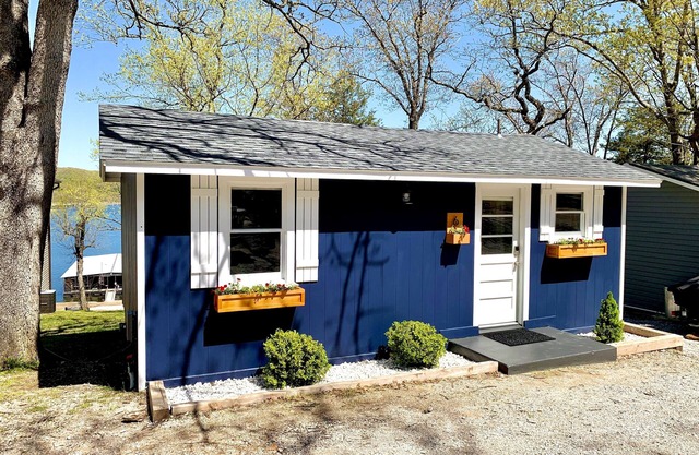 Cozy Lake Front Cabin on Table Rock Lake. Pool, Private Hot Tub & Fire Pit.