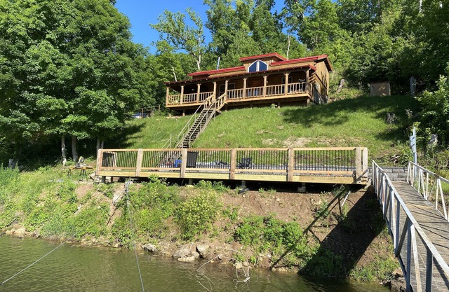 Cozy Lake-front Log Cabin in a large quiet cove w/ Kayaks