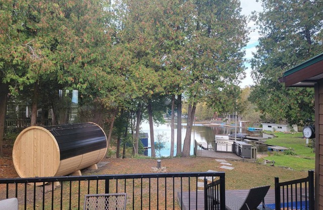 Cozy lakefront cottage