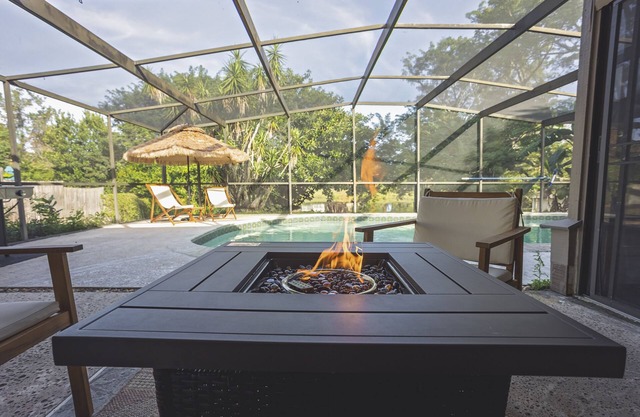 Cozy Lakefront Home w/ Pool -7 mins from Legoland