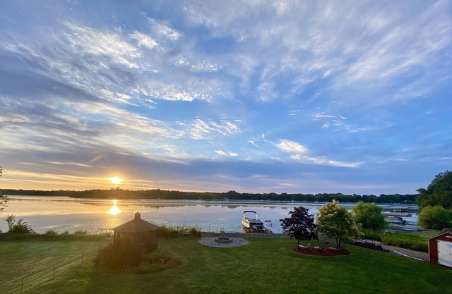 Quédate en nuestro lago prístino: trae tu bote.