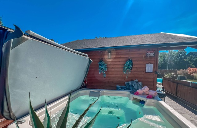 Cozy little house with pool and hot tub