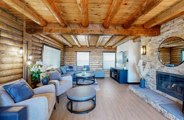 Cozy lodge, fire place, balcony, full kitchen, great views, wifi, parking