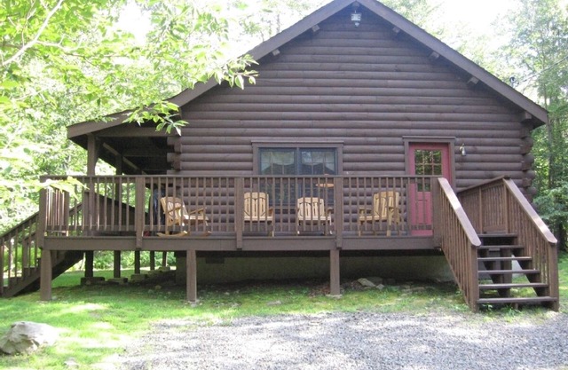 Acogedora cabaña de troncos en una comunidad familiar