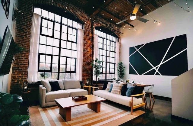 Cozy mill loft w/ 2 king beds, gym & pool