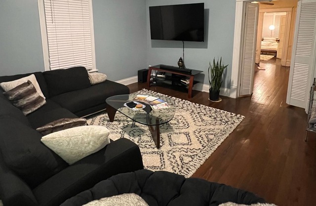 Cozy Minimalist Bungalow --5 mins to UAMS & Capitol