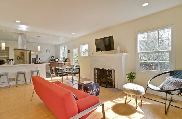Acogedora casa moderna de 3 dormitorios y 1 baño en San Mateo, California
