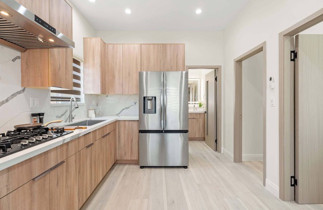 Cozy Modern Home w Full Kitchen Parking