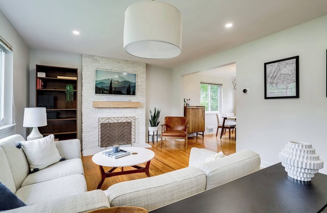 Cozy Modern Single Family 5 Bedroom Home