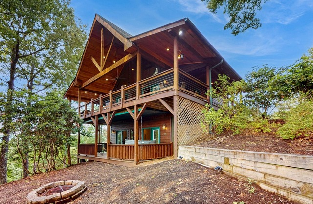 Cozy mountain cabin with hot tub, fire pit & stunning views