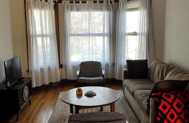 Cozy, Natural Albany Park Apartment