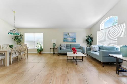 Cozy No-Carpet Home Heated Pool Disney