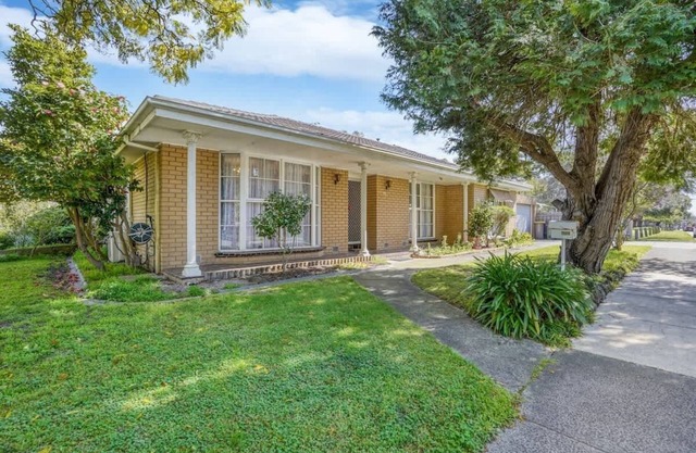 Cozy Oakleigh South Family Home Next to Playground