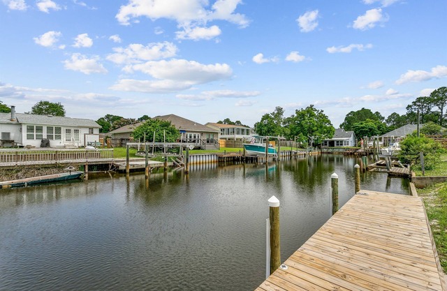 Cozy Octagon Bungalow, Sleeps 6, 15 mins to Beach