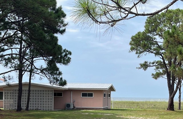 Cozy "Old Florida" beach House steps from beach on Gulf in Alligator Point