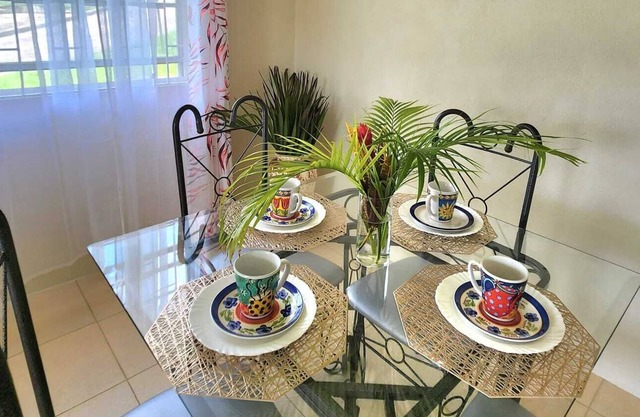 Cozy one-bedroom apartment with wifi and a/c. 5 minutes to malls and grocery.