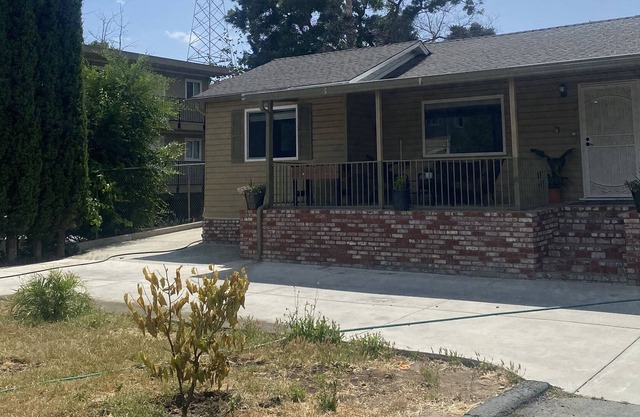 Cozy open view, close to freeway, hospital and shopping center.