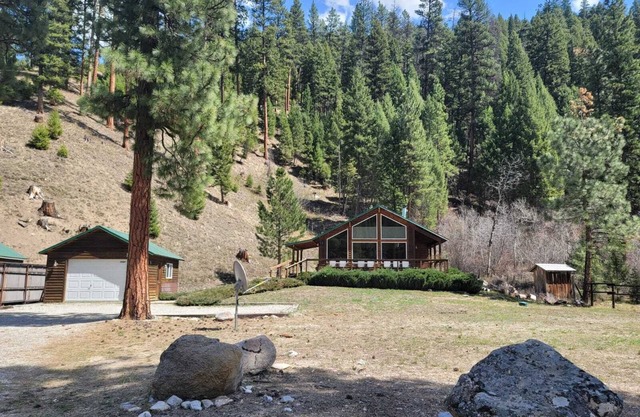 Cozy & Peaceful Painted Rocks Lake Cabin w/Hot Tub adjacent to West Fork River