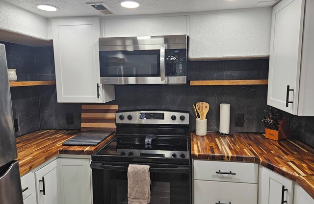 Cozy pet-friendly 2-br/1ba daylight basement apartment near everything in Salem.