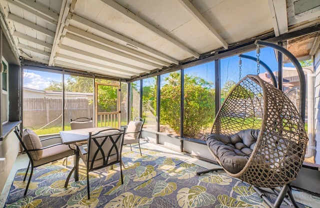 Cozy Pet-Friendly Retreat, Minutes to Jaguars Stadium.