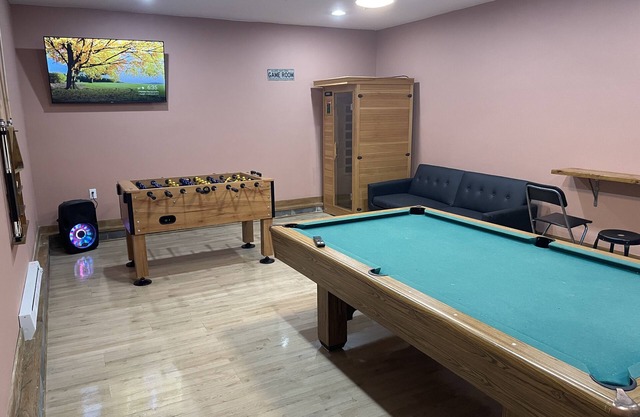 Acogedora casa de Pocono con bañera de hidromasaje, sauna, sala de juegos, aire acondicionado, TV por cable, WIFI, PS 3