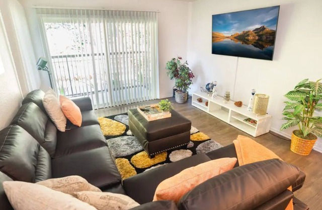 Cozy Priv. 2BR-2BTH Cls to LA Attractions