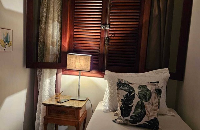 Acogedora suite privada con espacio de lectura, piscina y sauna.