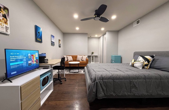 Cozy private entrance studio w/ Golf Course View