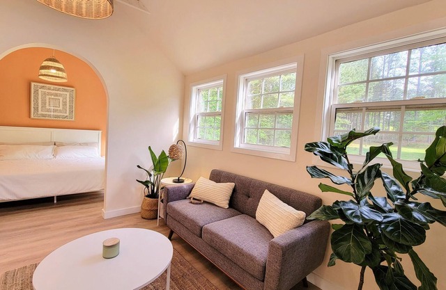 Cozy Quiet Guesthouse with Pool & Firepit