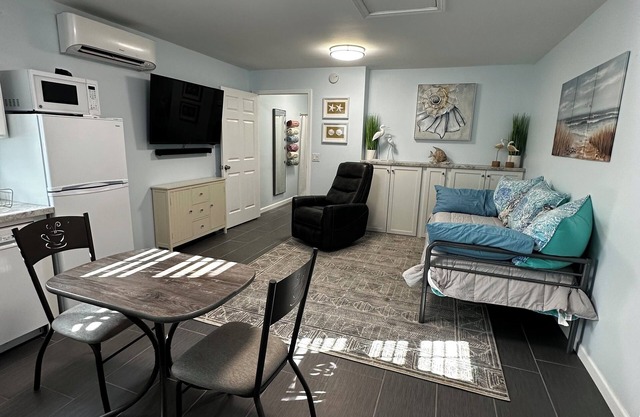 Cozy, quiet studio apartment, excellent for traveling professionals!