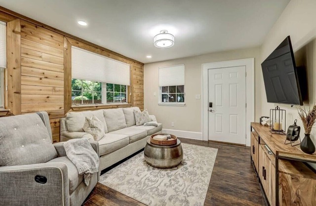 Cozy Riverside Villa - Walk to Bars & Restaurants!