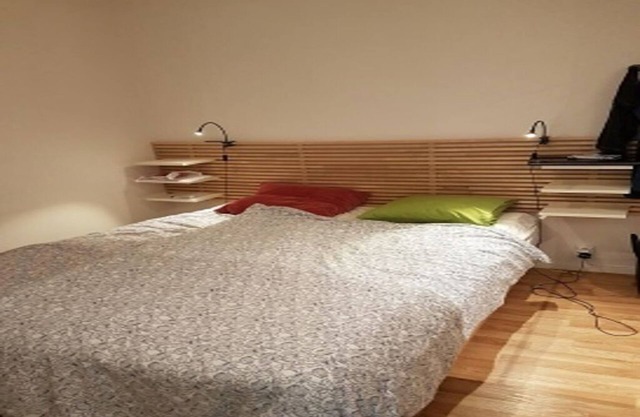 Cozy room 3min from Stockholm. Good communication. Close to Hagaparken & shopping center.