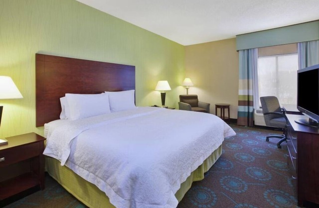 Cozy Room w/ Comfy Beds, Pool Access and Complimentary Hot Breakfast - Parking