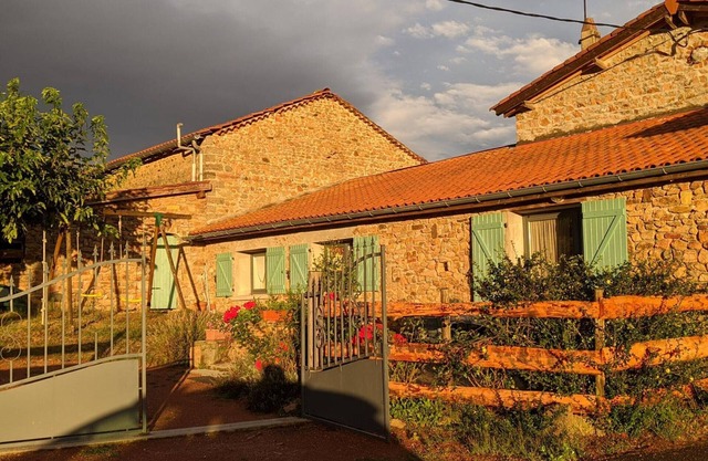 Agradable casa rural con terraza, cerca de Roanne