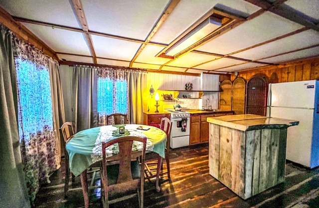 Cozy Rustic, Peaceful 1 bedroom cabin in Big Bay 1 mi from village year round