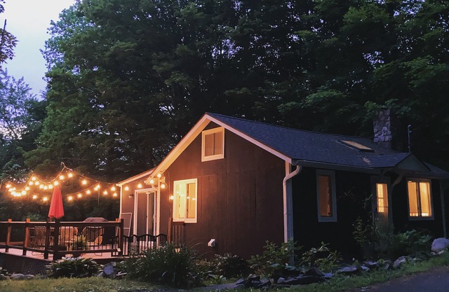 Cozy & Chic Cabin by the Lake, with access to private Beach!