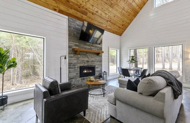 Cozy serene couples cabin w Hot Tub/great location