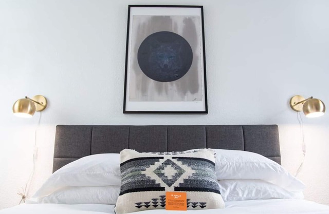 Cozy Single Queen Room, The Nightingale Motel, Mountain Views, Downtown Spot