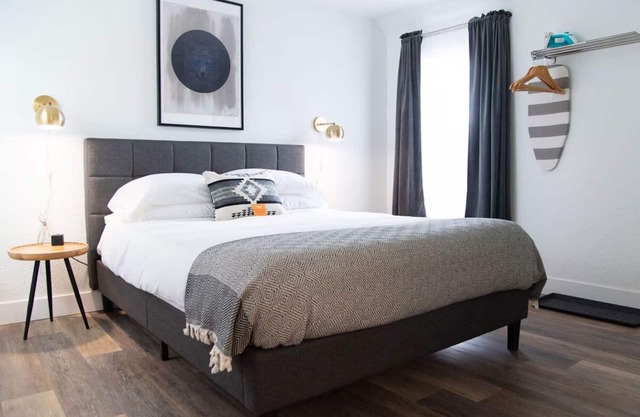 Cozy Single Queen Room, The Nightingale Motel, Mountain Views, Downtown Spot