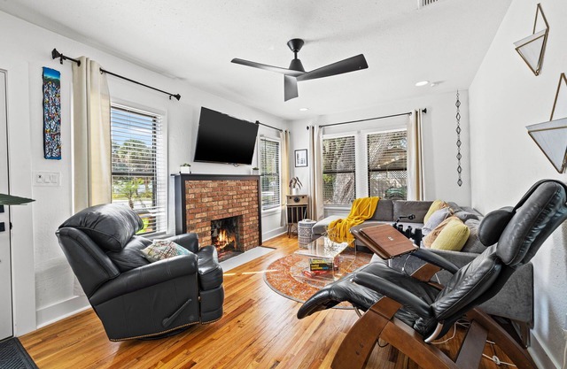 Cozy Spa Home blocks away from Bayshore, Dining, in a beatiful nieghborhood.